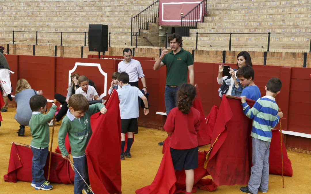 Niños, jóvenes y adultos disfrutan del II Taller de Tauromaquia en La Maestranza