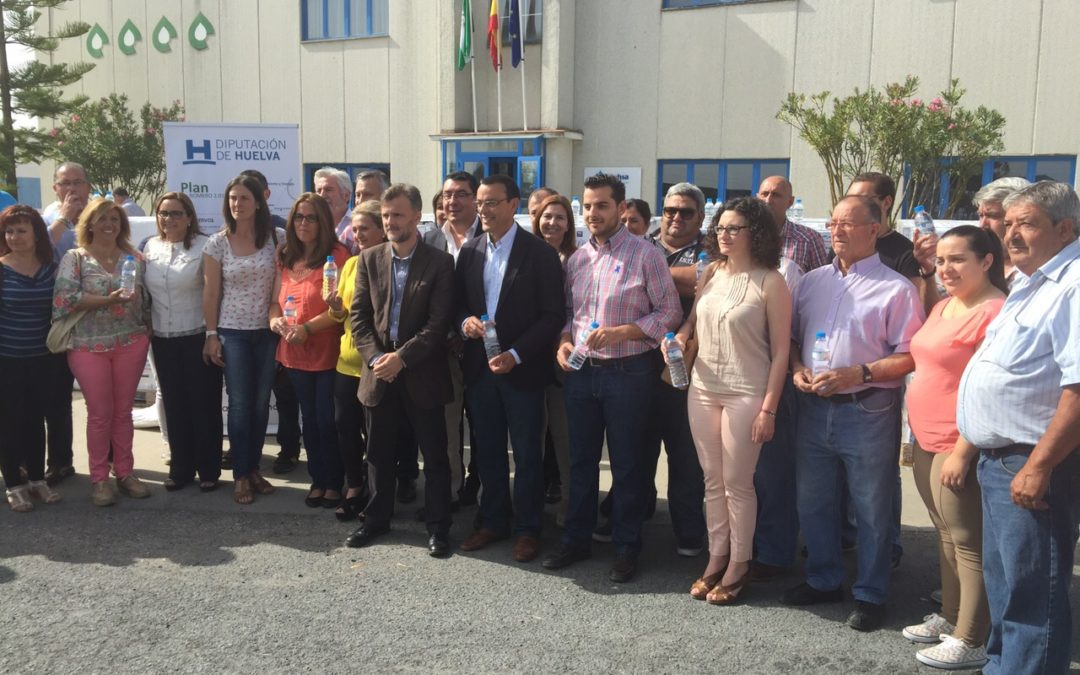 Fundación Cajasol y Giahsa entregan 30.000 botellas de agua a las hermandades de Huelva para aliviar las altas temperaturas del camino del Rocío