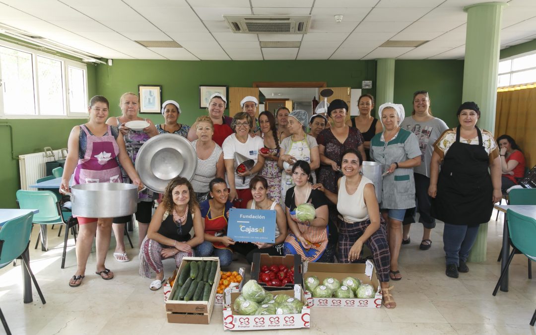 La Fundación Cajasol apoya la cocina solidaria de la ONG Movimiento Mediador en Las Tres Mil Viviendas