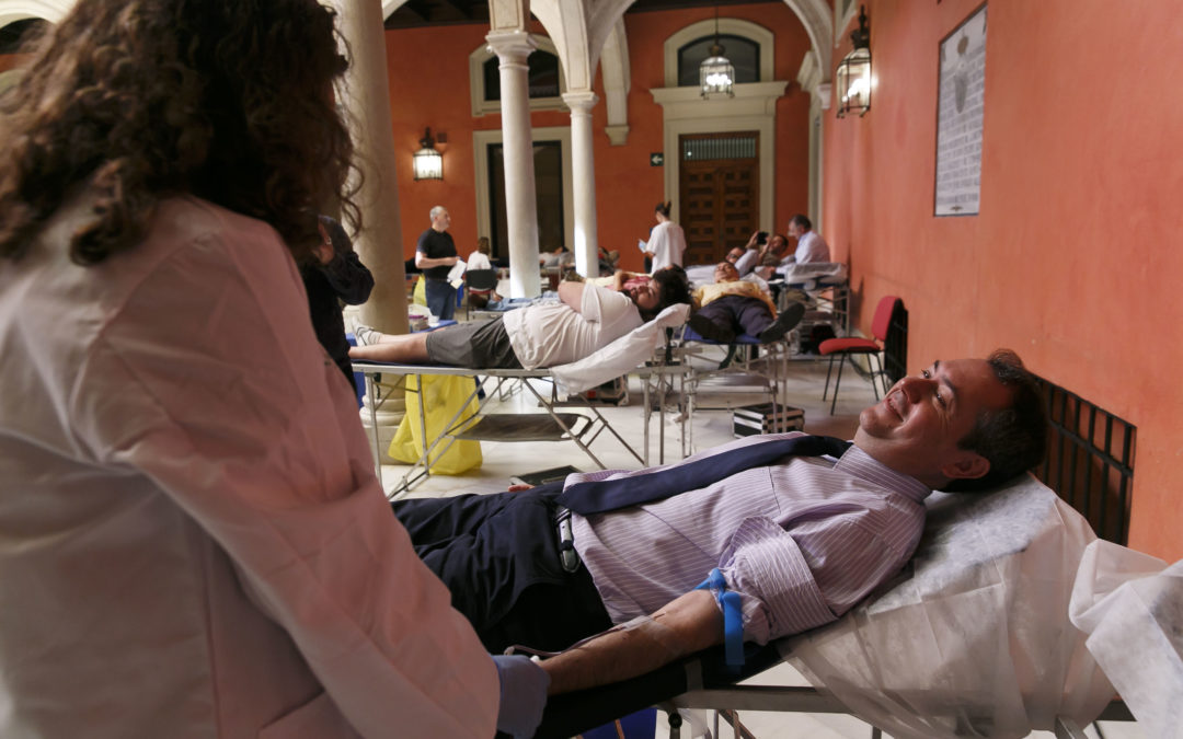 El Centro de Transfusión celebra el Día Mundial del Donante con una donación en la sede de Fundación Cajasol