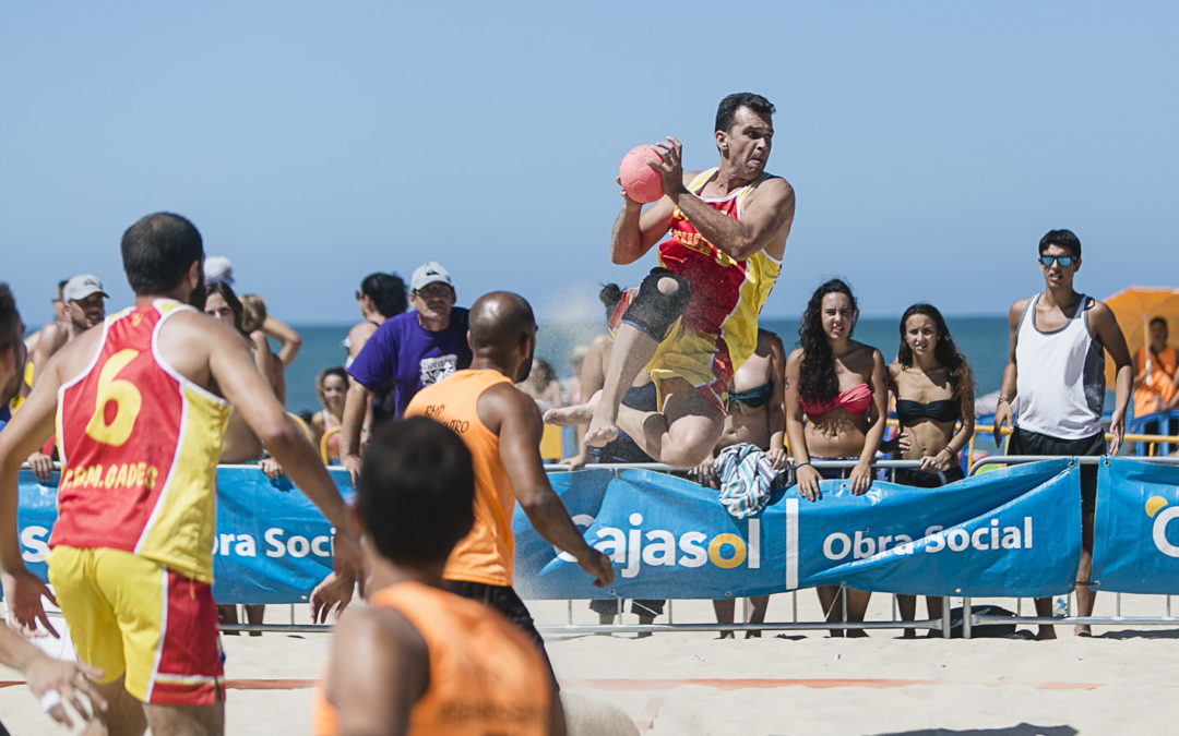 Emoción y diversión sobre la arena con el XXIII Trofeo Ramón de Carranza de balonmano playa