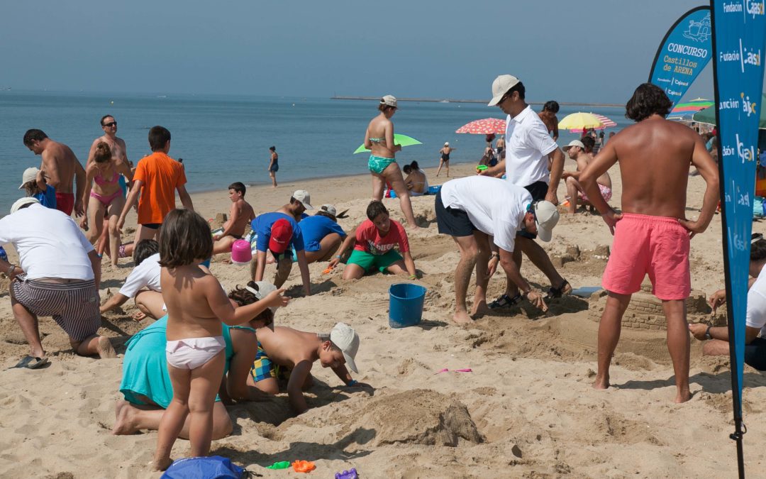 La Fundación Cajasol pone en marcha la IV Edición de su Concurso Familiar de Castillos de Arena en las playas de Cádiz