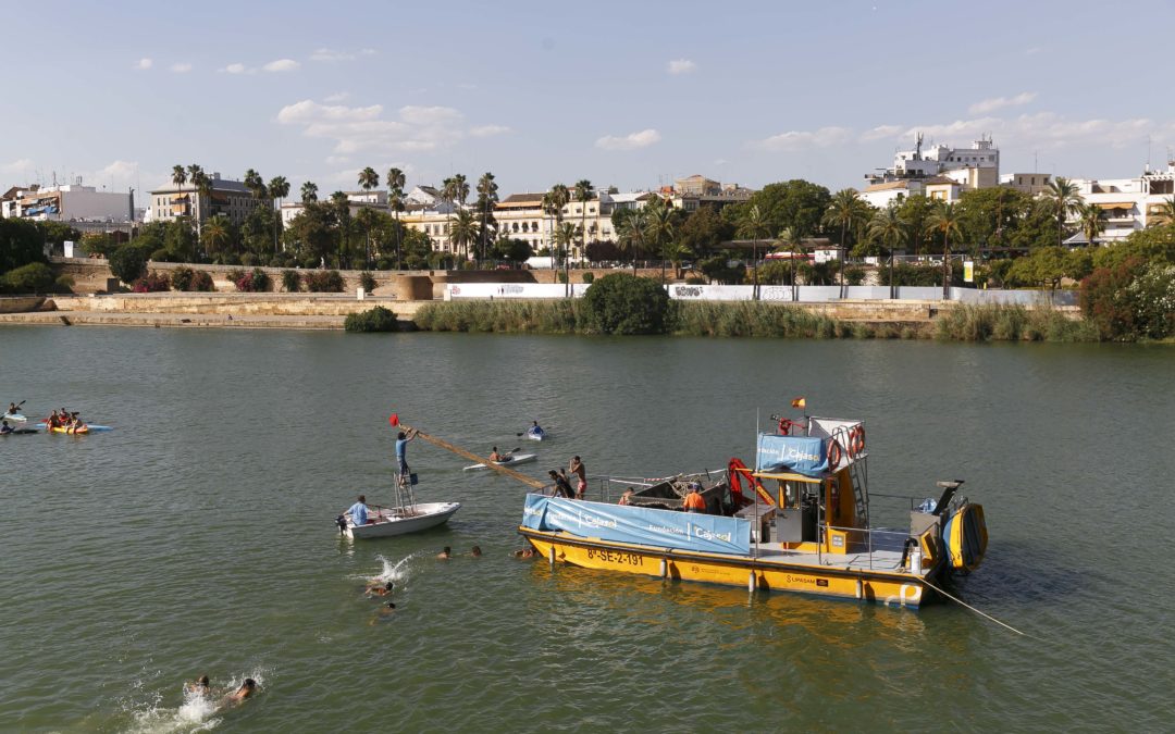 La Fundación Cajasol mantiene la tradicional ‘Cucaña’ en la Velá de Triana