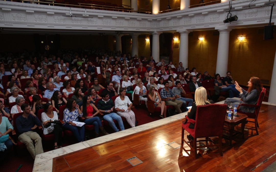 Más de 200 personas disfrutan de la conferencia de Elvira Lindo en la Fundación Cajasol