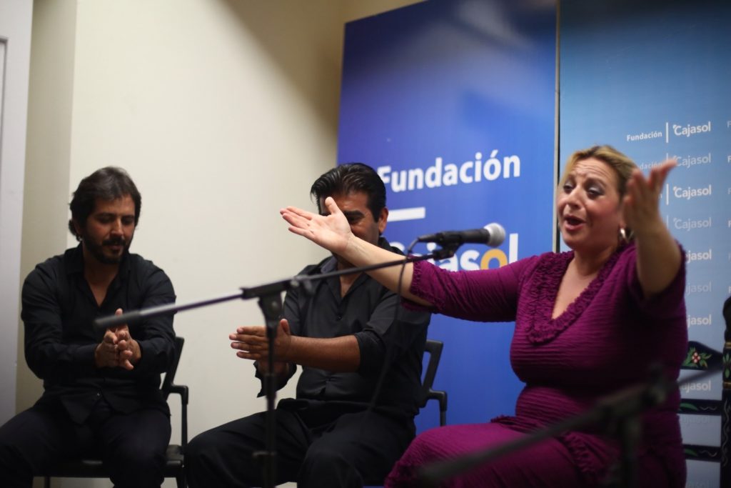 Remedios Reyes abre los público buscando la complicidad con el público que llenó la sala de la Fundación Cajasol en Cádiz