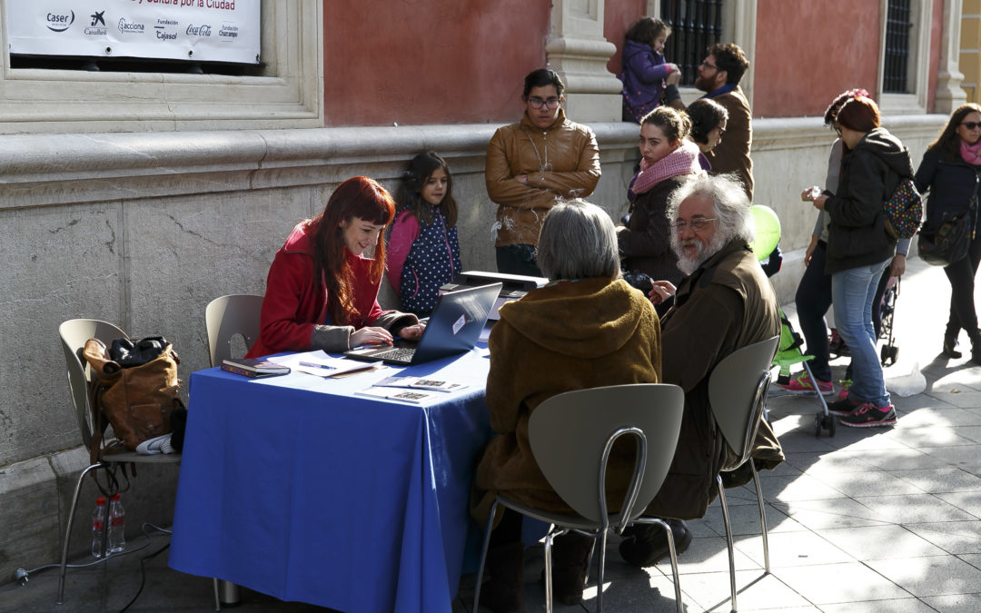 Cientos de sevillanos encuentran la inspiración navideña en los 'Creadores a sueldo'