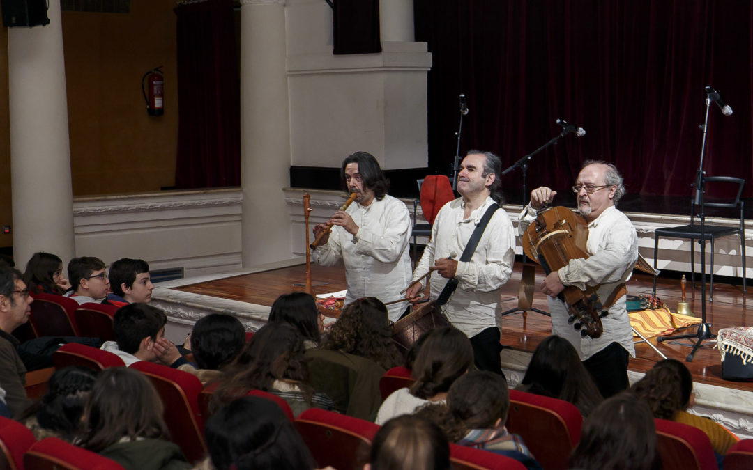 Escolares aprenden detalles de la música medieval con el concierto didáctico de Artefactum