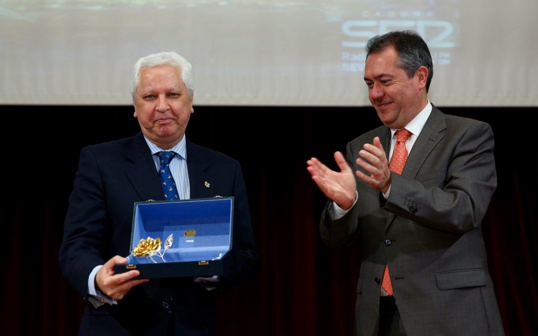 Entrega de la Rosa de Pasión del programa Cruz de Guía de Radio Sevilla a la Hermandad de Los Estudiantes