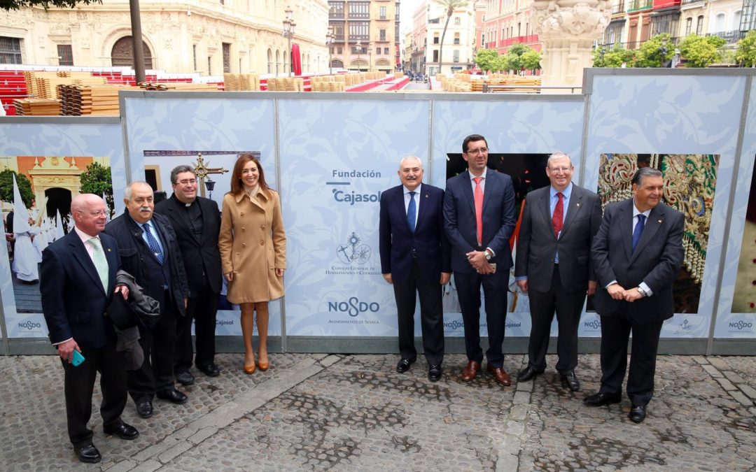 La Fundación Cajasol cubre con fotografías vineladas los paneles de la Carrera Oficial en Sevilla