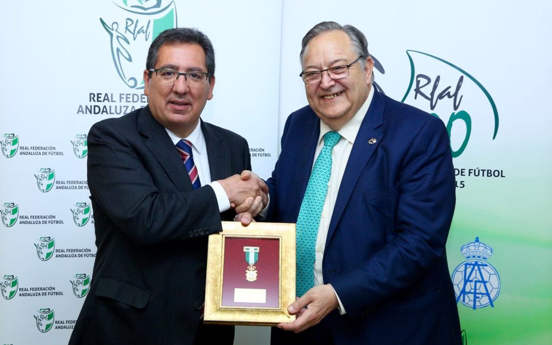 La Fundación Cajasol recibe la Medalla del Centenario de la RFAF