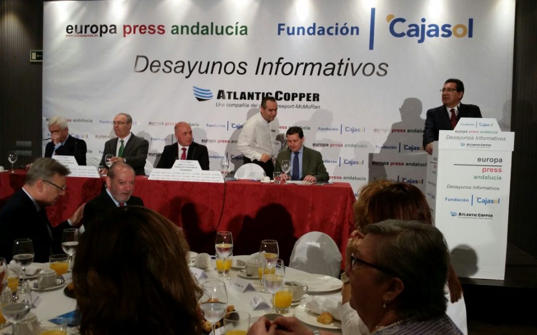 Antonio Pulido asiste a la conferencia de Antonio Ruiz, presidente de la Diputación de Córdoba, en los Desayunos de Europa Press Andalucía