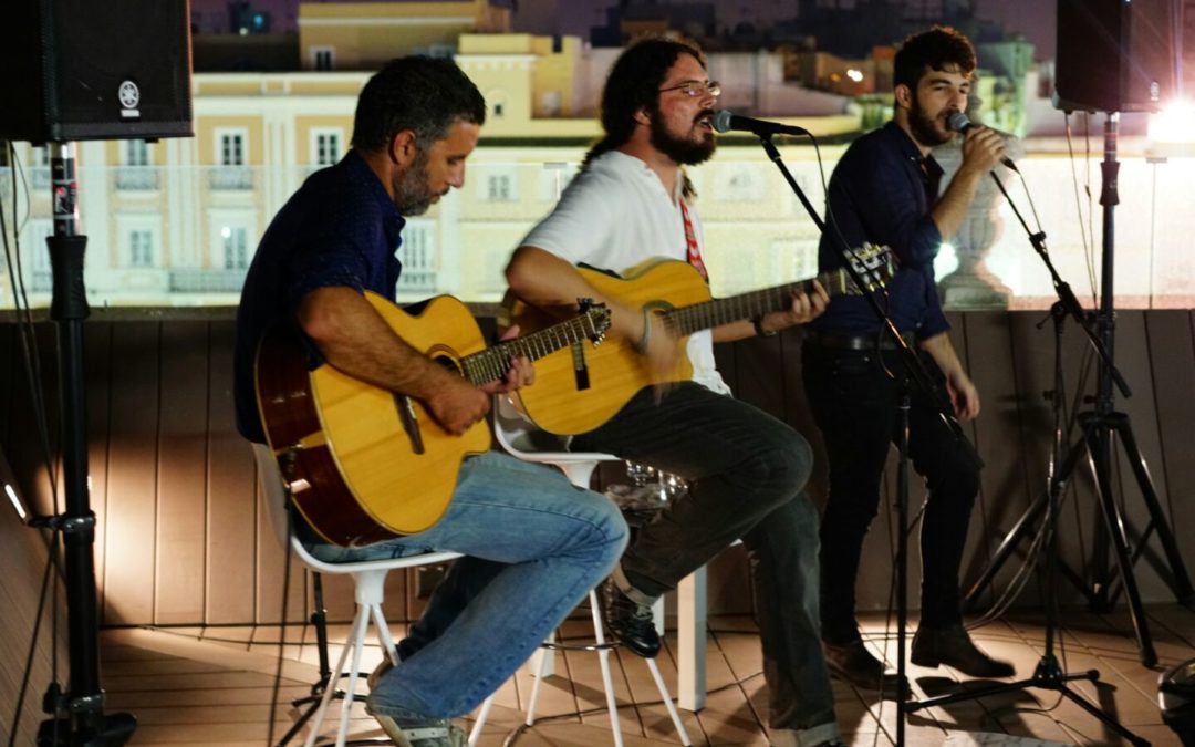La voz personal y cálida de Fernando Lobo cierra la música en directo de los ‘Jueves en la Azotea’ de la Fundación Cajasol en Cádiz