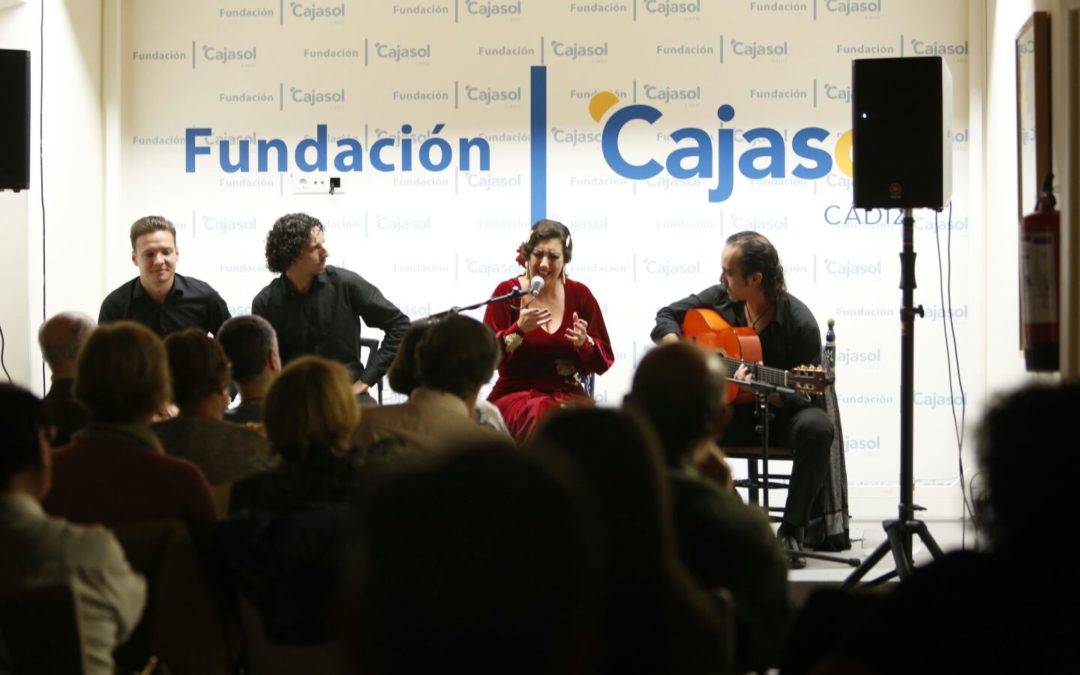 La increíble técnica vocal de Sara Salado deslumbra en el arranque de los Jueves Flamencos en Cádiz