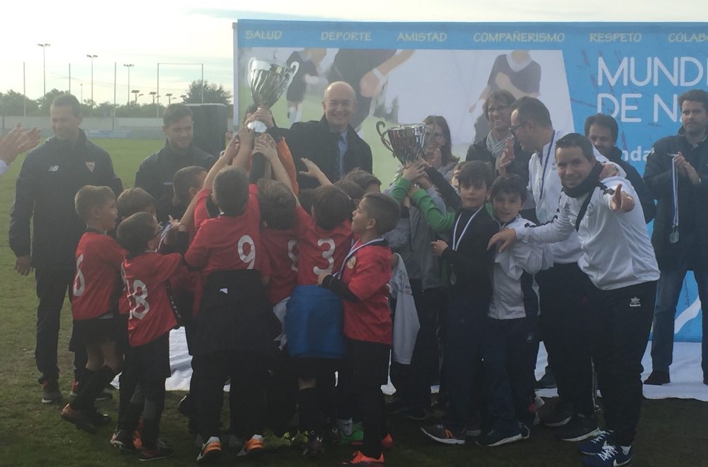 Gran fiesta del fútbol base con el V Mundialito de Navidad de la Fundación Cajasol celebrado en Huelva