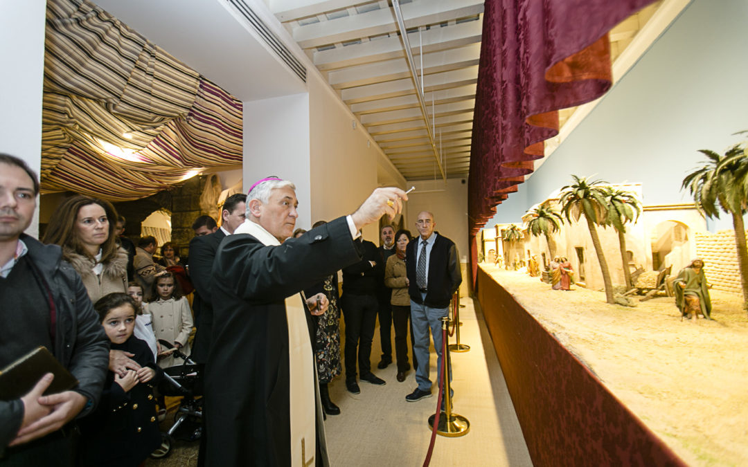 El obispo de Cádiz y Ceuta, monseñor Rafael Zornoza Boy, bendice el Belén de la Fundación Cajasol