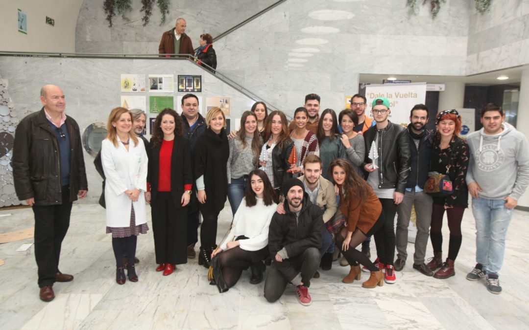 Esta Navidad los alumnos de la Escuela de Arte Mateo Inurria de Córdoba ‘le dan una vuelta al árbol’