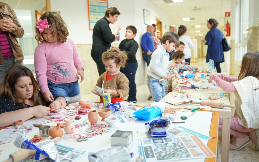 La Fundación Cajasol imparte un taller especial de cerámica en el Hospital General Santa María de El Puerto