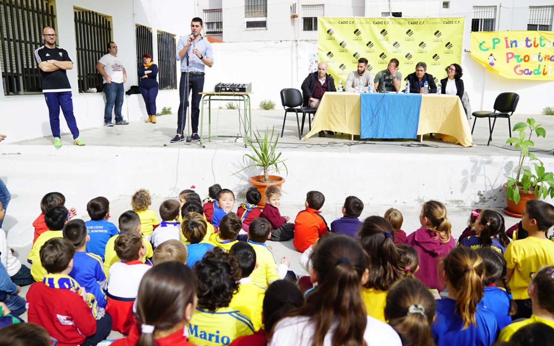 El Cádiz CF sigue llevando la ilusión a las aulas gaditanas con el apoyo de la Fundación Cajasol