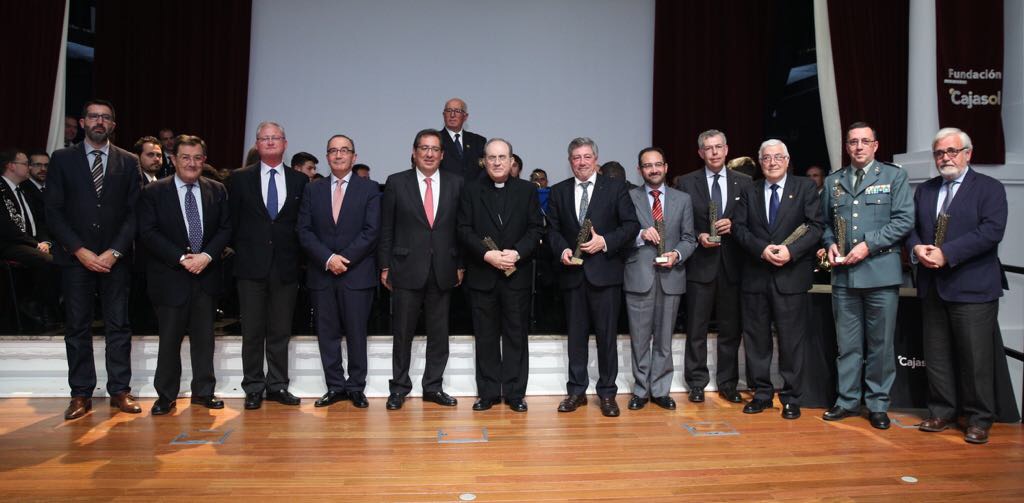 Antonio Pulido, presidente de la Fundación Cajasol, junto al elenco de personas e instituciones premiadas con los Gota a Gota 2017