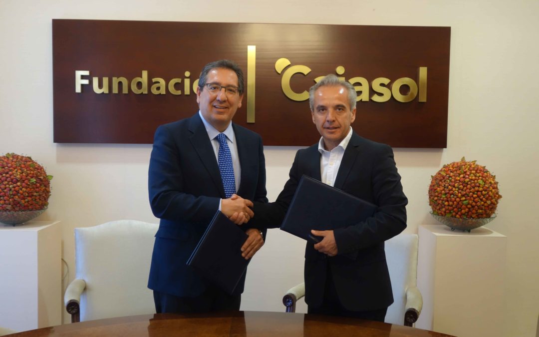 Antonio Pulido, presidente de la Fundación Cajasol, y Alfonso Moscoso, alcalde de Villaluenga del Rosario