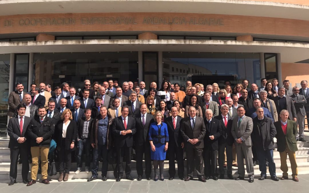 Foto de familia del Foro Empresarial 'Horizonte Huelva' con motivo del 40º aniversario de la FOE