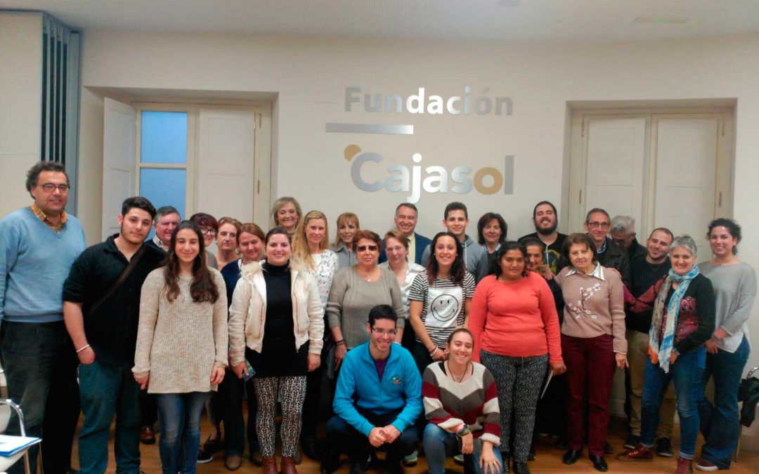 Foto de familia del grupo de personas que han participado en el curso de formación de voluntariado en la Fundación Cajasol