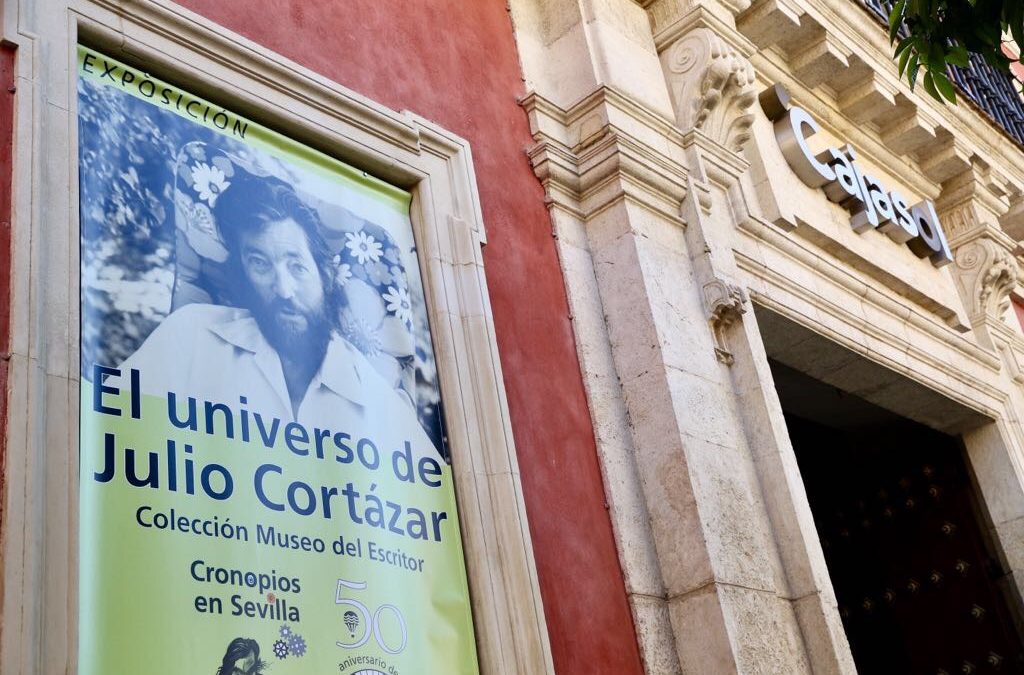 Anuncio de la exposición 'El universo de Julio Cortázar' en la fachada principal de la sede de la Fundación Cajasol en Sevilla