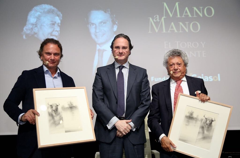 Julio Aparicio y Pansequito recibieron un lienzo de Ricardo Suárez en el Mano a Mano de la Fundación Cajasol
