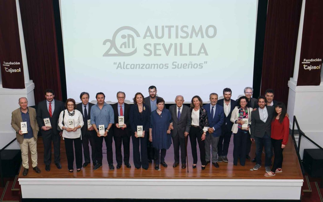 Foto de familia del acto por el XX Aniversario de Autismo Sevilla en la Fundación Cajasol
