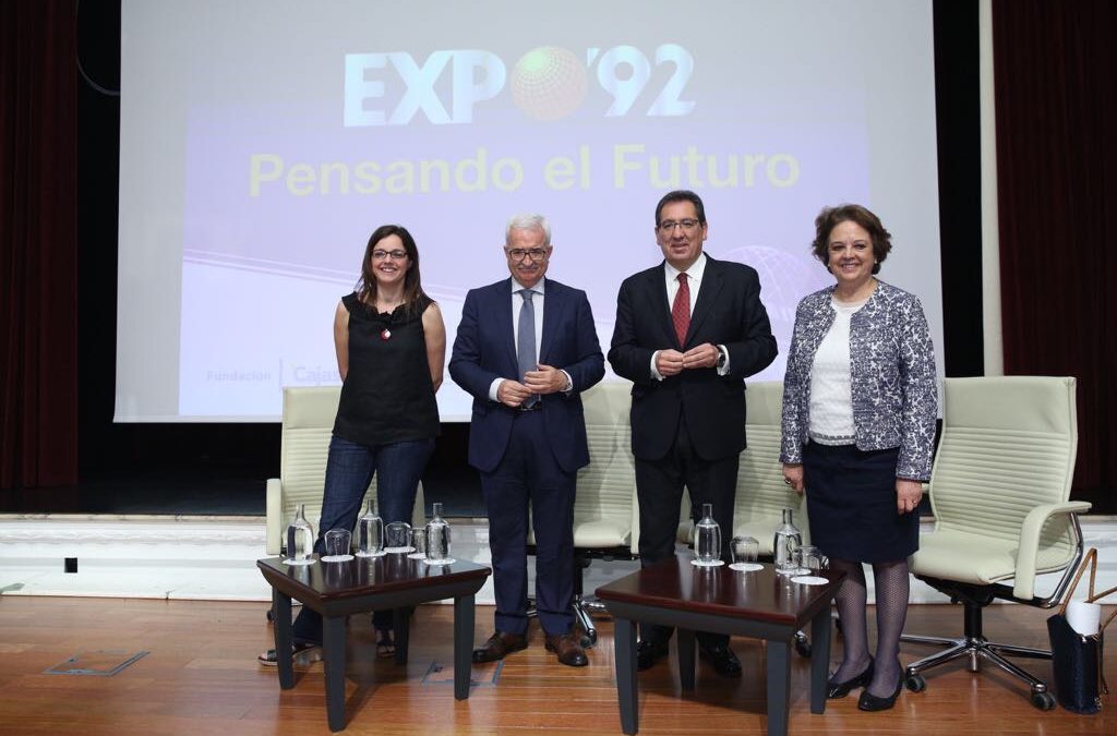 Lucrecia Hevia, Manuel Jiménez Barrios, Antonio Pulido y Carmen Castreño, inaugurando la jornada 'Expo92, pensando el futuro' en la Fundación Cajasol