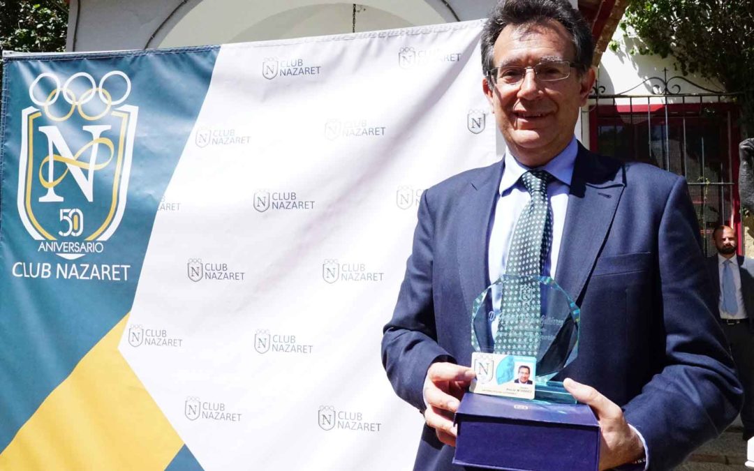 Adolfo Llanes recogió el reconocimiento a la Fundación Cajasol por parte del Club Nazaret de Jerez