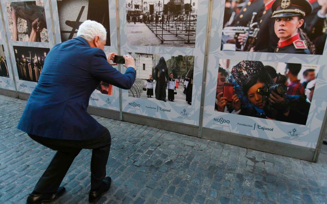 La Fundación Cajasol vuelve a cubrir con fotografías vineladas los paneles de la Carrera Oficial en la Semana Santa de Sevilla