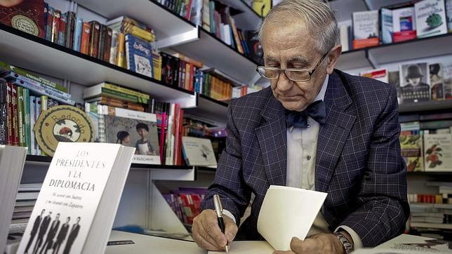 Inocencio Arias, firmando ejemplares de uno de sus libros