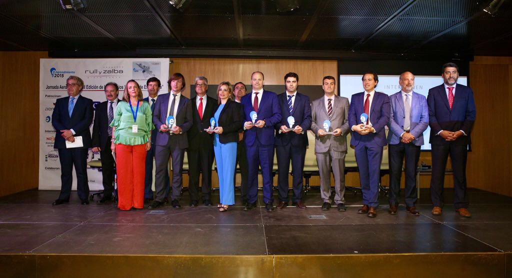 Foto de familia con los III Premios Valores a la Excelencia en el sector aeronáutico desde la Fundación Cajasol