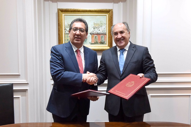 Antonio Pulido, presidente de la Fundación Cajasol, y José Ignacio Landaluce, sellando el acuerdo de colaboración