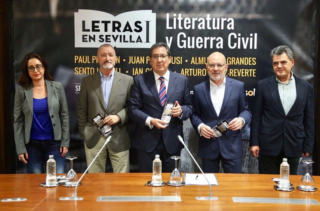 Aurora Labio, Arturo Pérez-Reverte, Antonio Pulido, Jesús Vigorra y Antonio Molina, en la presentación de Letras en Sevilla desde la Fundación Cajasol