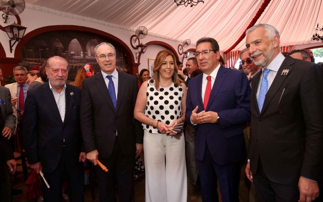 Antonio Pulido, presidente de la Fundación Cajasol, junto a Susana Díaz, presidenta de la Junta de Andalucía, Juan Pablo Durán, presidente del Parlamento de Andalucía, y Fernando Rodríguez-Villalobos, presidente de la Diputación de Sevilla