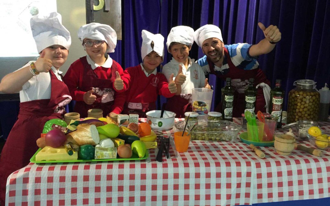 Alumnos del colegio La Hispanidad, durante el taller de 'Nutrioleo' en la Fundación Cajasol (Huelva)