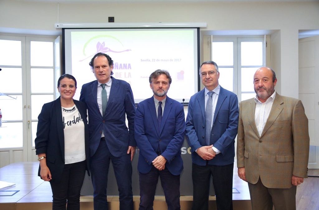 josé Fiscal (en el centro de la imagen), antes de comenzar su ponencia en la Fundación Cajasol