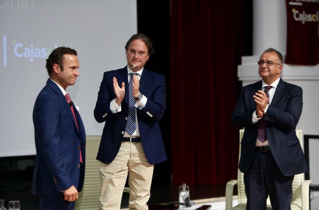 José Enrique Moreno y Roberto Gómez aplauden al torero Antonio Ferrera en el Mano a Mano de la Fundación Cajasol