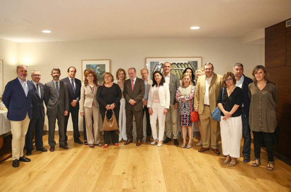 Foto de familia con organizadores, colaboradores y conferenciantes en el seminario 'Itálica en-clave de Patrimonio Mundial'