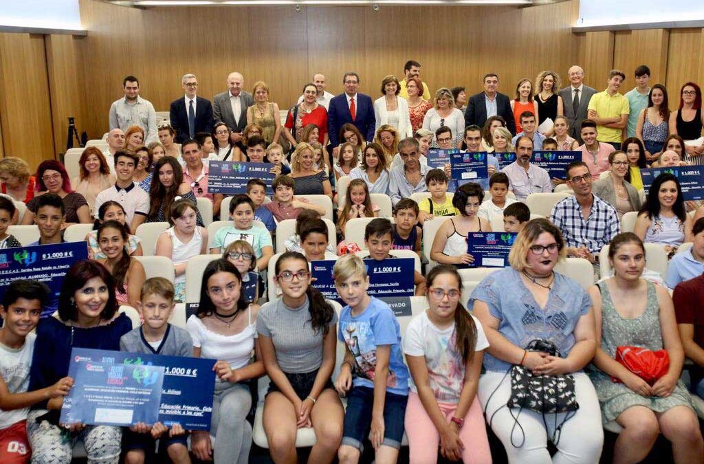 Antonio Pulido, presidente de la Fundación Cajasol, junto a escolares y profesores premiados en III Concurso 'El Audiovisual en la Escuela'