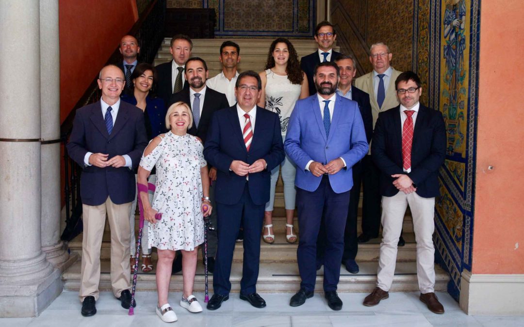 Antonio Pulido, presidente de la Fundación Cajasol, con los demás miembros del Patronato Andalucía Olímpica