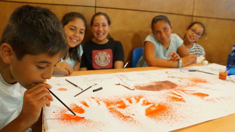 Alumnos del colegio Campo del Sur de Cádiz participando en el Taller de Prehistoria en la Fundación Cajasol