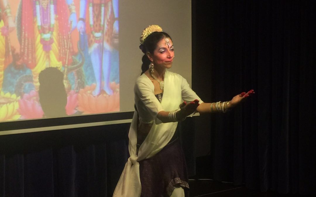 Beatriz Crespo, durante el espectáculo de danza hindú 'Dhamar' en la Fundación Cajasol (Huelva)