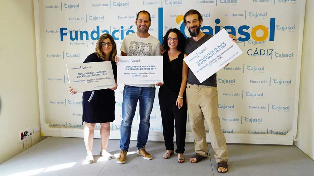 Lourdes de Vicente, Jesús Marín, Mercedes Palomo y Francis Jiménez, en la entrega de los I Premios de Fotografía de Carnaval de la Fundación Cajasol en Cádiz