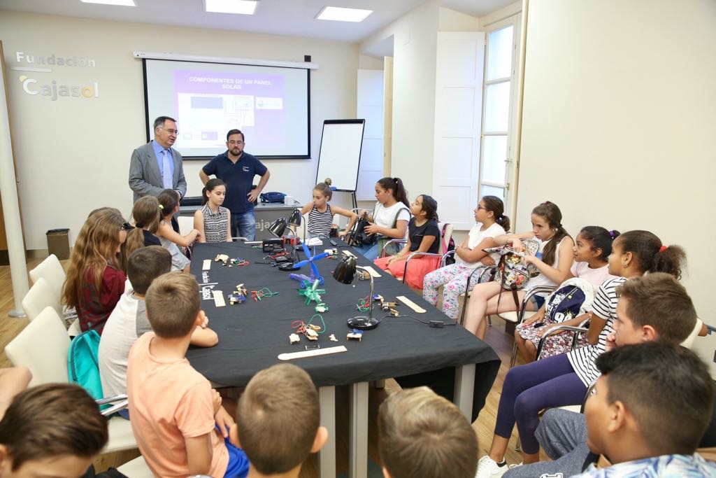 Escolares aprenden en el Taller de Energías Renovables de la Fundación Cajasol