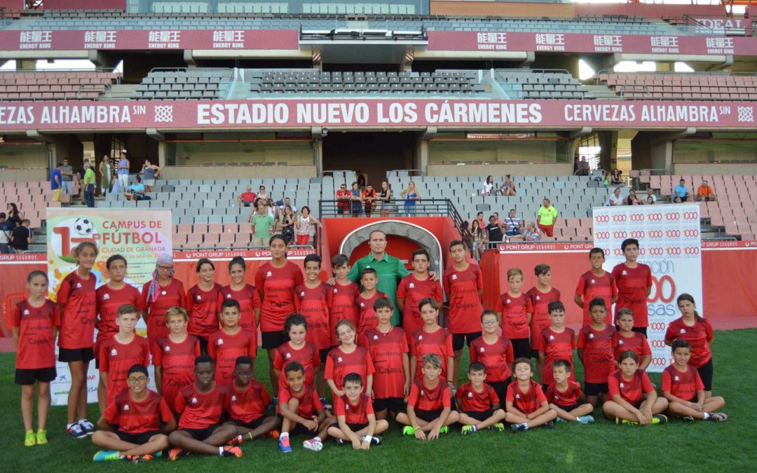 Grupo de participantes becados por la Fundación Cajasol en el XII Campus de Fútbol Ciudad de Granada