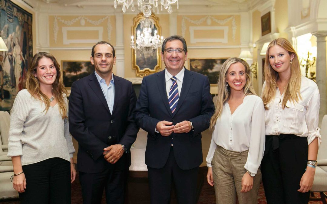 Teresa Alonso, Marina Julia Moreno y Emilia Gómez Osborne junto a Antonio Pulido, presidente de la Fundación Cajasol