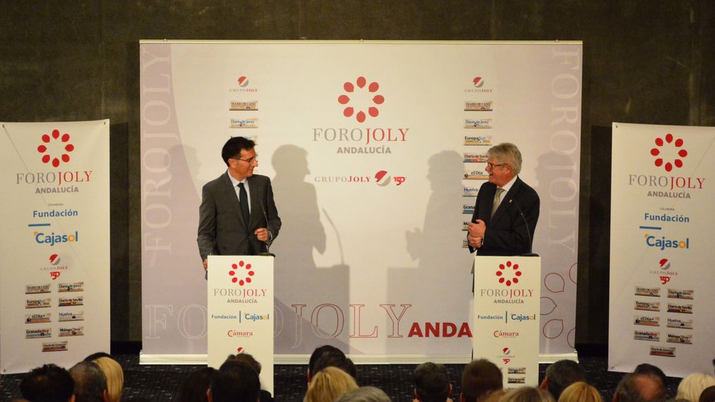 Alfonso Dastis, dialogando con Javier Chaparro, durante el Foro Joly